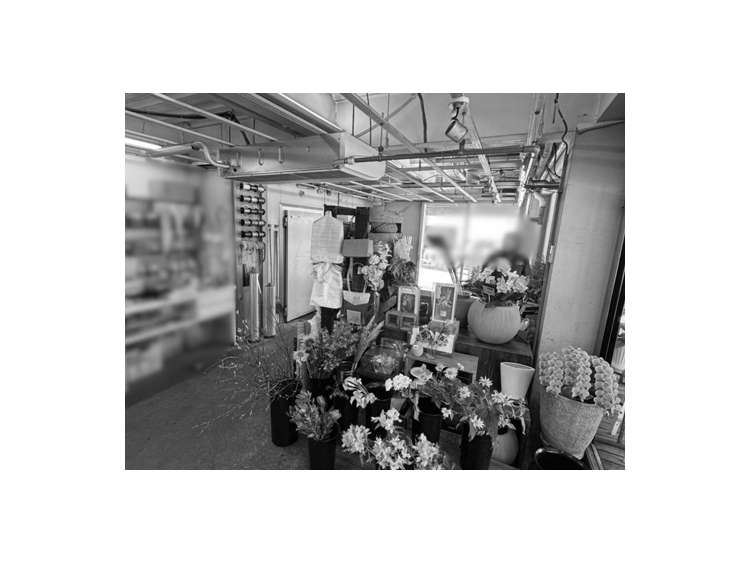 【 Before 】天井周りの配線が目立つ店内